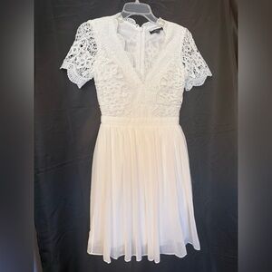 Lulu’s White XS Eyelet Flowy Dress NWT Scalloped V Neck Classic NWT Euro Summer
